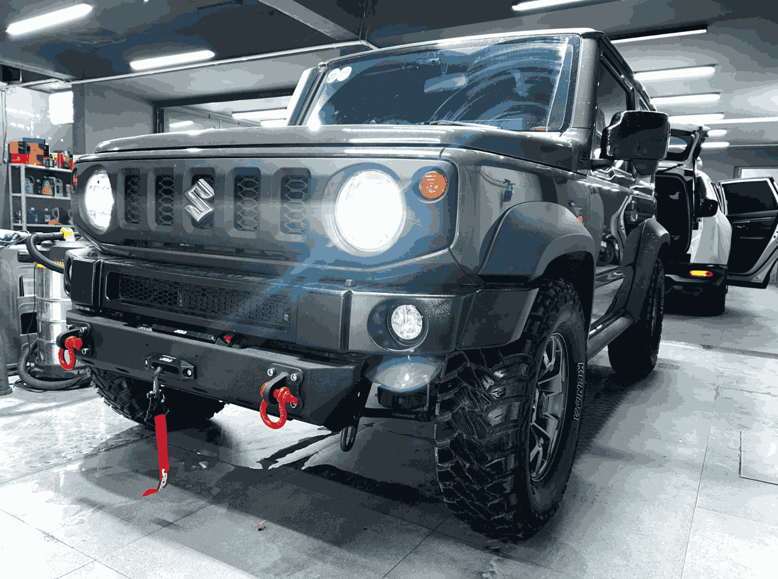 Xevaban.com ở 214 Giải Ph&oacute;ng l&agrave; đơn vị chuy&ecirc;n cung cấp phụ kiện oto,&nbsp;đồ chơi suzuki jimny,&nbsp;phụ kiện suzuki jimny, xevaban, 214 giải ph&oacute;ng, bộ tời k&eacute;o jroad jimny, tời k&eacute;o jroad jimny, tời k&eacute;o điện jimny.